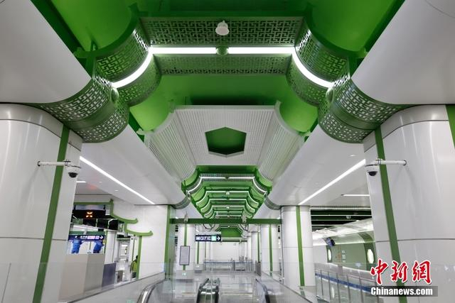 12月29日，北京地铁19号线新宫站内景。中新社记者 富田 摄