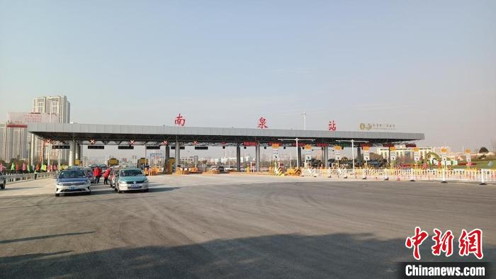 南泉站已准备投入使用。　孙权 摄