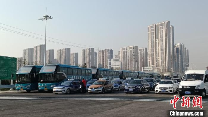 等待上高速“尝鲜”的车辆。　孙权 摄