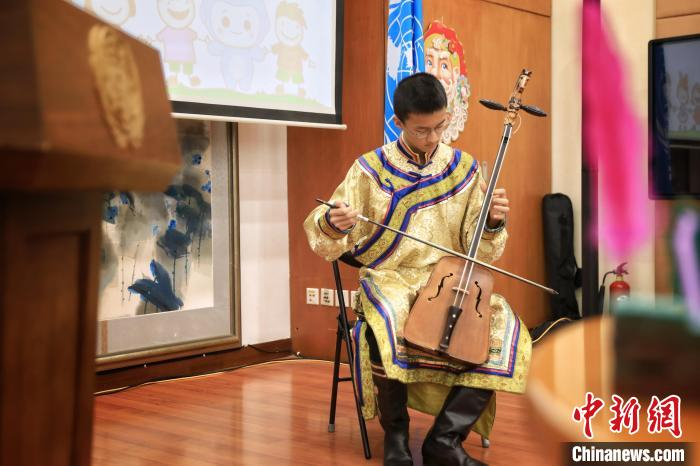 “文化小大使”活动的参与者进行才艺表演。　李雪峰 摄