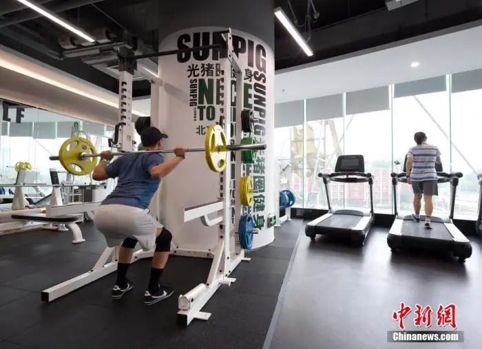 资料图：市民在北京市海淀区腾达大厦内的一家健身房内锻炼。中新社记者 侯宇 摄