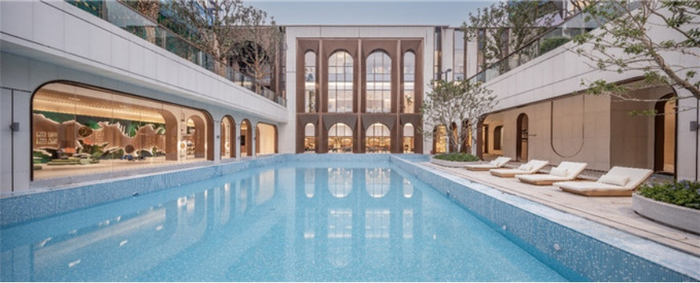 （美的·天玥项目菁英会所艺境双泳池实景图，企业供图，央广网发）