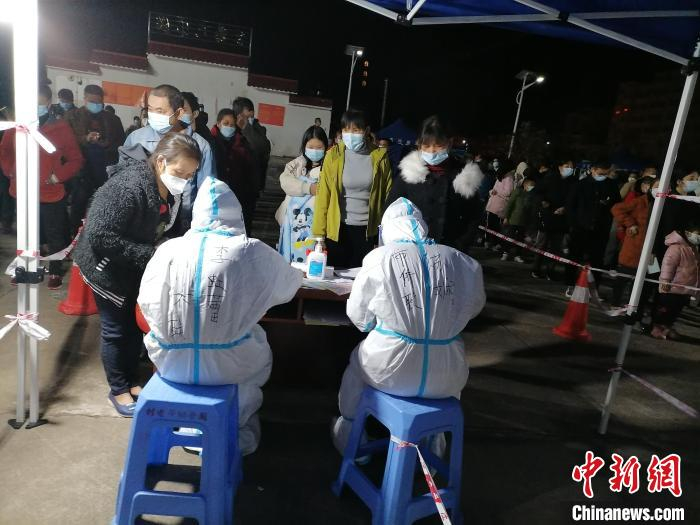 苏娴协助村委组织村民开展核酸筛查。　被访者供图