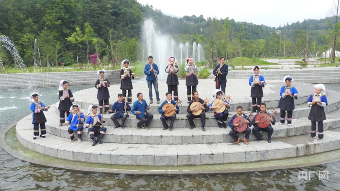 江西坡世界茶源文化公园吹拉弹唱的民族节目，夺人眼球（央广网发 黄太富 摄）