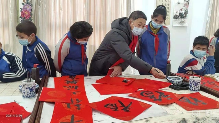 春联书画送温暖活动现场。央广网发