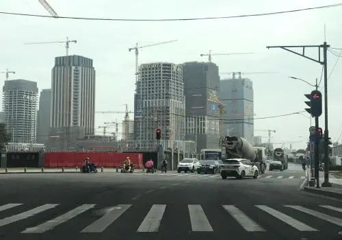 全年来看，房企销售业绩“先扬后抑”。Green 摄