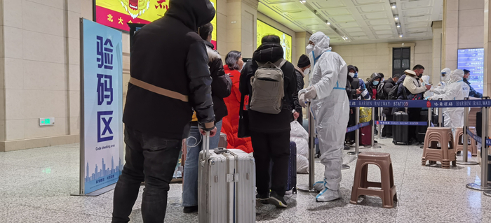 乘客在火车站验码区等待验码进站。哈尔滨铁路局 供图