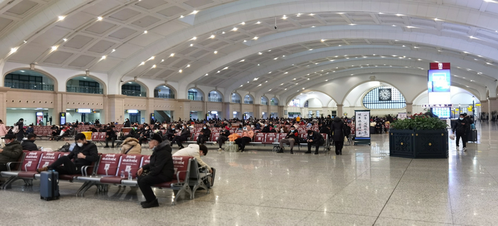 哈尔滨火车站候车室等待进站的乘客。哈尔滨铁路局 供图