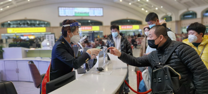 铁路工作人员向乘客解答问题。哈尔滨铁路局 供图