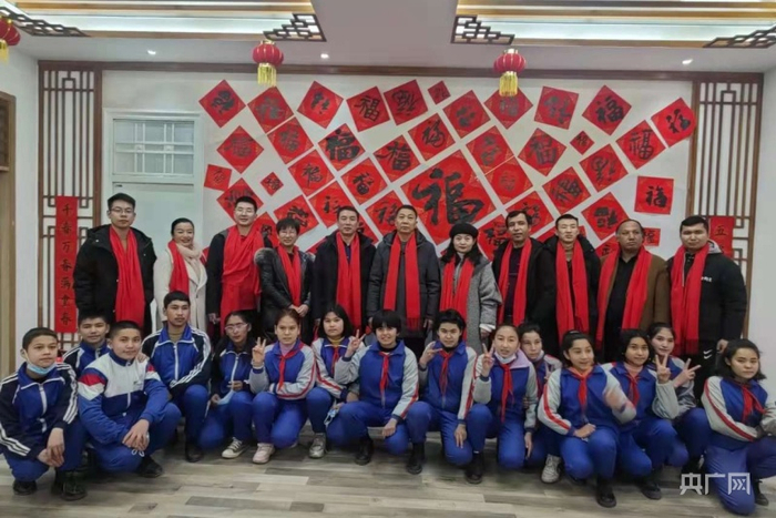 春联书画送温暖活动合影留念。央广网发