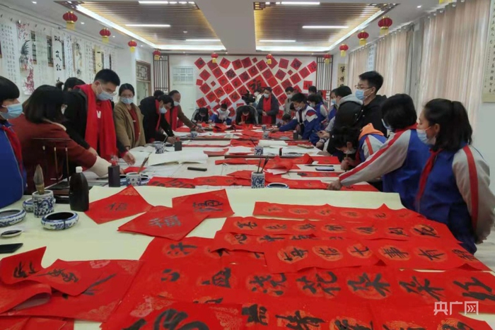 春联书画送温暖活动现场。央广网发