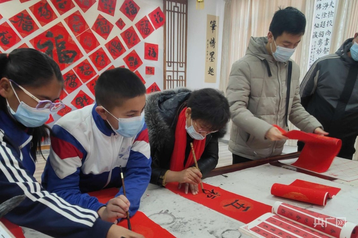 春联书画送温暖活动现场。央广网发