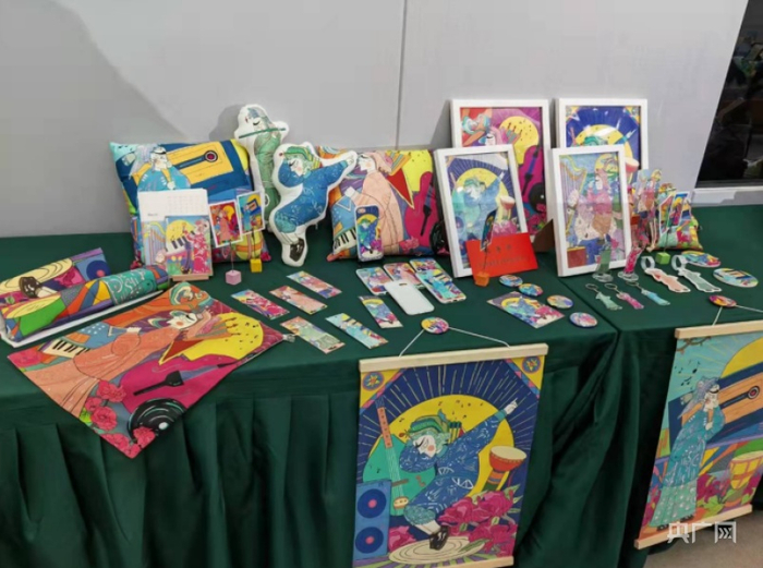 发布会现场摆放的文创产品（央广网发 邓超摄）