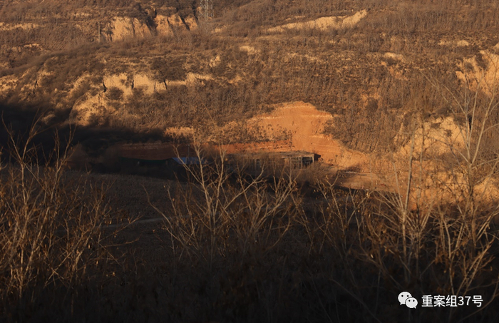 12月22日，孝义盆子坡村涉嫌以养殖名义私开的煤窑。新京报记者李英强 摄