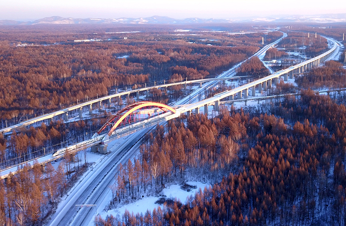 高铁列车穿行在沈佳高铁白敦段沿途的长白山风景区林海中 新华社图