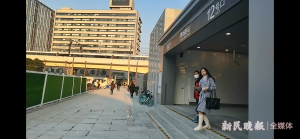 图说：14号线12号出口没指引牌，换乘乘客东张西望后再“跟着感觉走” 