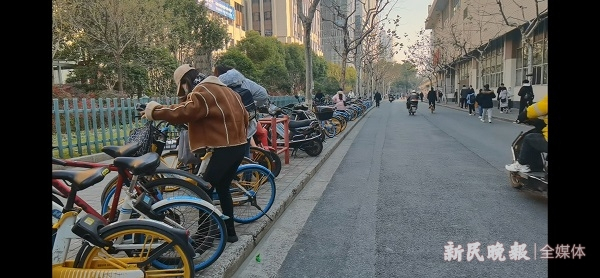 图说：有乘客骑共享单车“摆渡”换乘