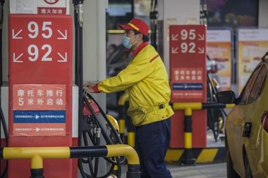 ▲2021年11月19日，南京，一加油站的工作人员为车辆加油
