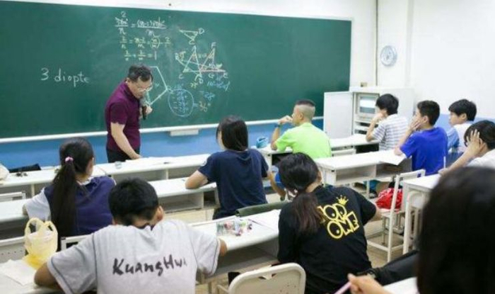 到了高三后半段才明白,补课和不补课的差距, 幸好自己选对了