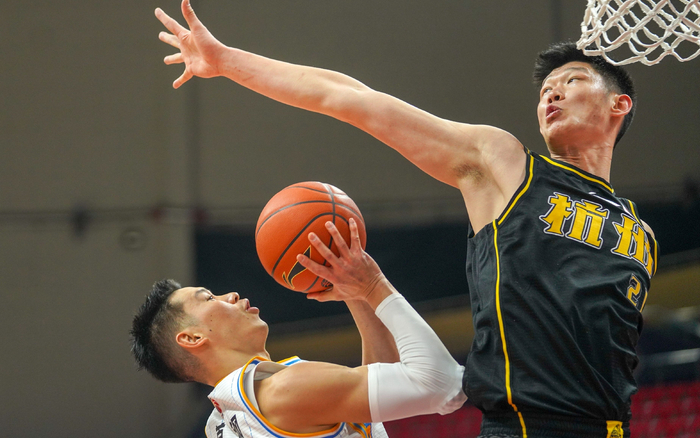 2021年最后一战，林书豪顶着胡金秋投篮。图/新华社