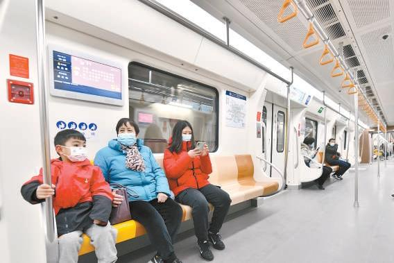 　　在地铁19号线列车上，市民扶老携幼体验新线。本报记者 邓伟 摄