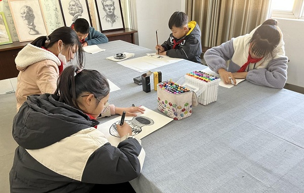 青少年练习毛笔字（央广网发 李萌摄）