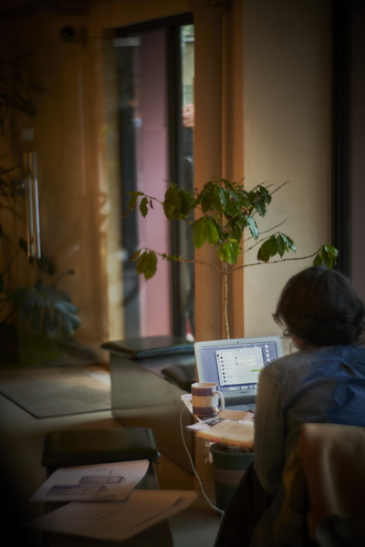 陈丹燕在咖啡店工作