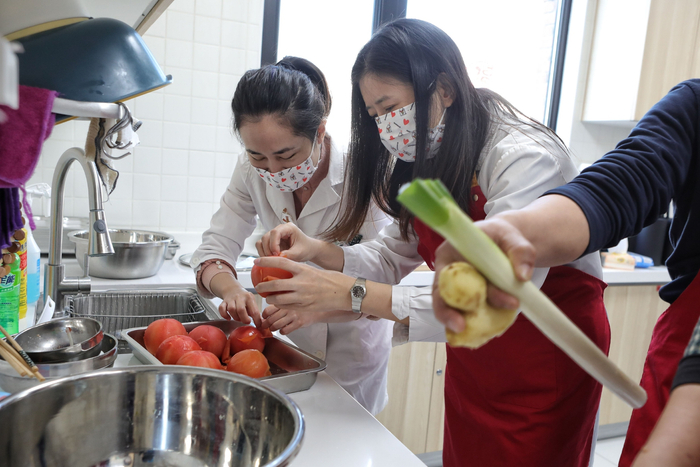 家长们一起准备午餐。新京报记者 王嘉宁 摄