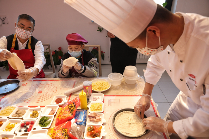 12月31日，麦当劳叔叔之家，孩子们一起自制披萨。新京报记者 王嘉宁 摄