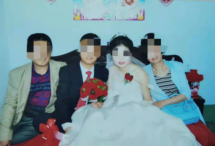 ▲张志军女儿张某（右二）与邹某一家三口此前的合照。受访者供图