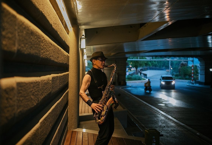 周馨镜头下的苏州河边吹萨克斯的人。周馨 图
