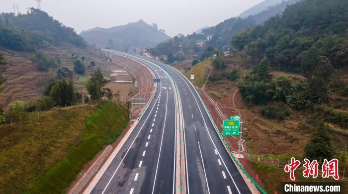 俯瞰宜彝高速。　刘忠俊 摄