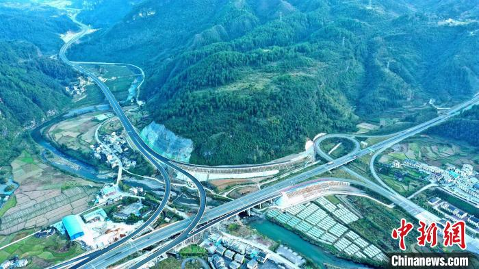 图为岳家寨互通。　中交第四公路工程局有限公司供图