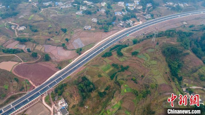 俯瞰宜彝高速。　刘忠俊 摄