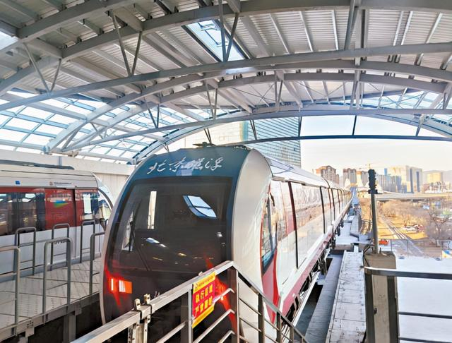 　　S1线苹果园站开通，北京市首条中低速磁浮交通示范线实现全线运营。本报记者 吴镝 摄