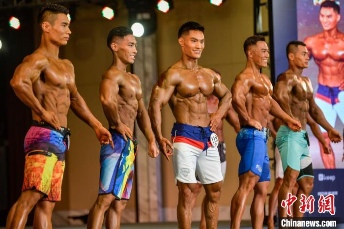 图为参加男子健体项目的选手正在比赛中。　骆云飞 摄