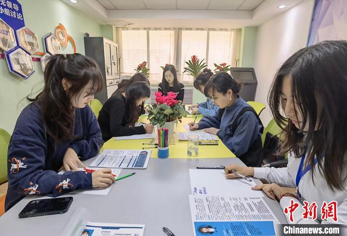 图为兰州交通大学学生学习职业生涯规划。　刘玉桃 摄