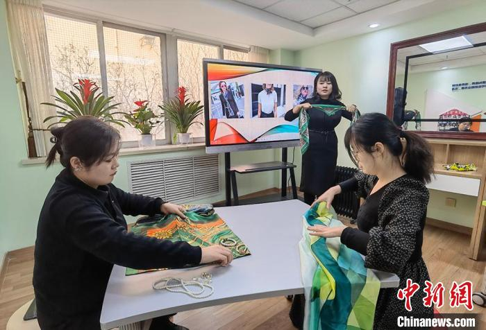 图为兰州交通大学教师给学生讲解职业形象管理。　刘玉桃 摄