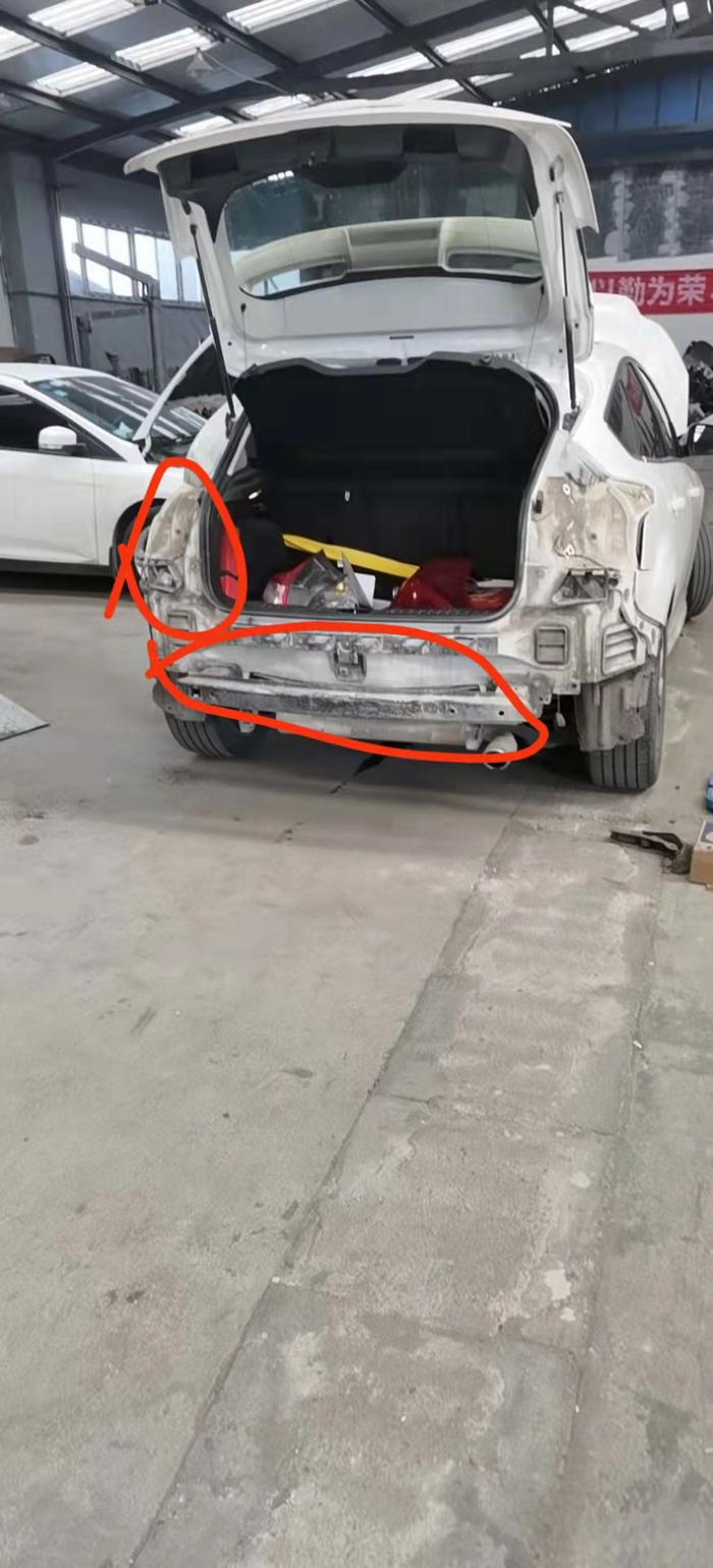 张先生车辆后保险杠及左后尾灯处有被撞击的痕迹。