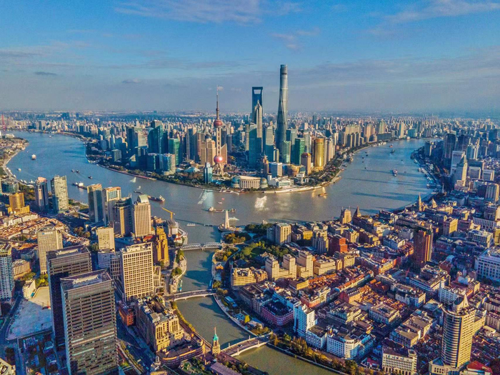 2021年11月18日，蓝天白云下的苏州河和黄浦江。