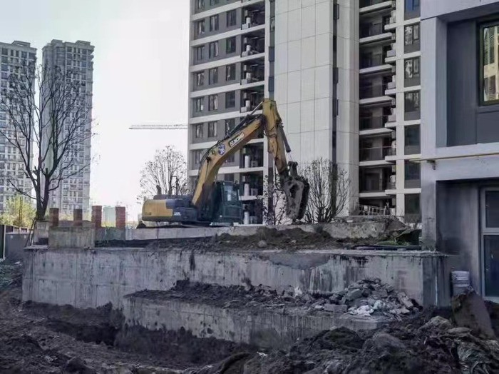 有购房人称，滨江御虹府的工地内建起多处地上配电房。图片来源 受访者供图