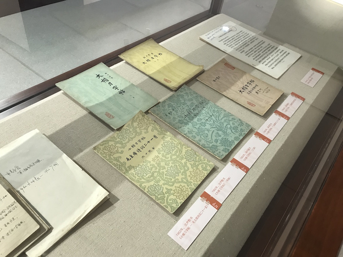 展厅现场，书刻会成立初期出版的字帖