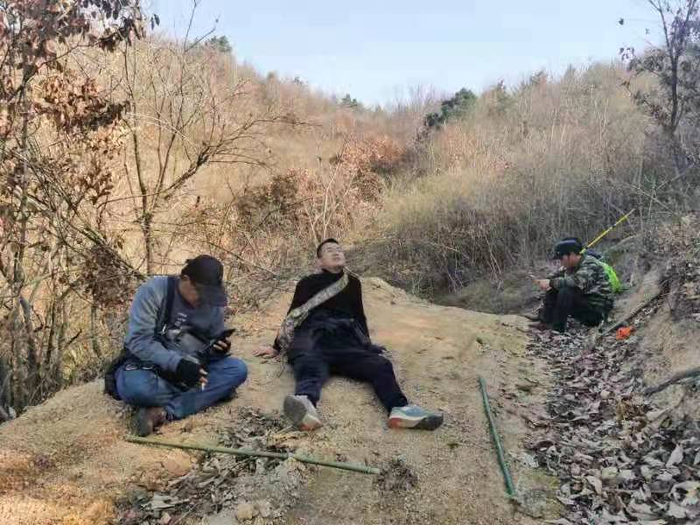 12月16日，徐财商（左二）和梁飞（左一）在随县山中猎陨时休息。受访者供图