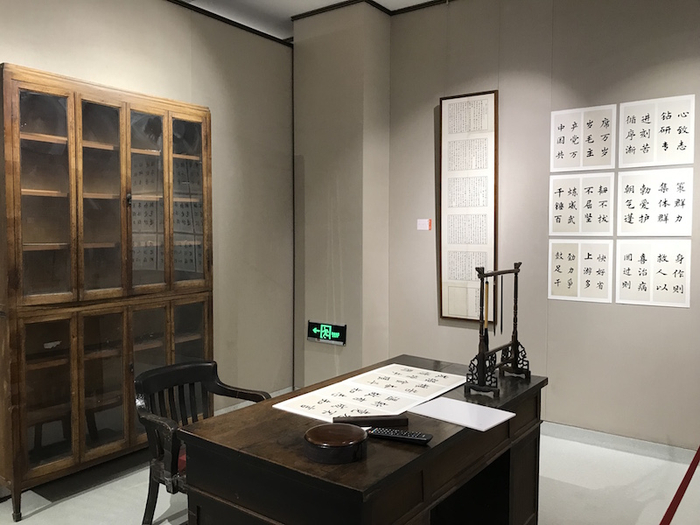 展厅现场，沈尹默用过的书桌