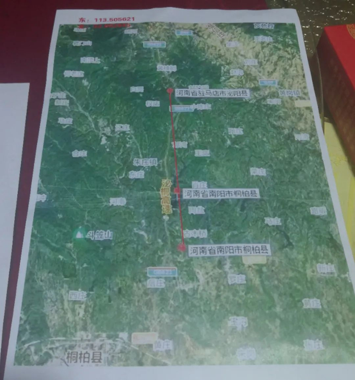 12月12日，梁飞在餐桌上向众人展示寻陨地图。新京报记者 李冰洁 摄