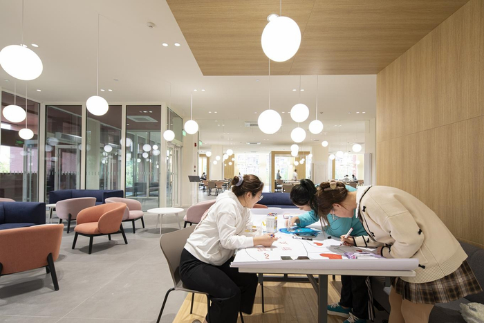 学生在2021年10月落成的虹桥学生中心头脑风暴区学习讨论（学校供图，央广网发）