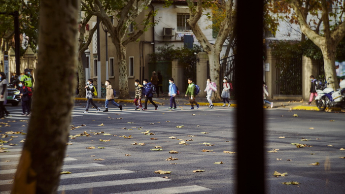 窗外，一群小朋友们在警察指挥下过马路。每个行人都可能会被写入陈丹燕的文字