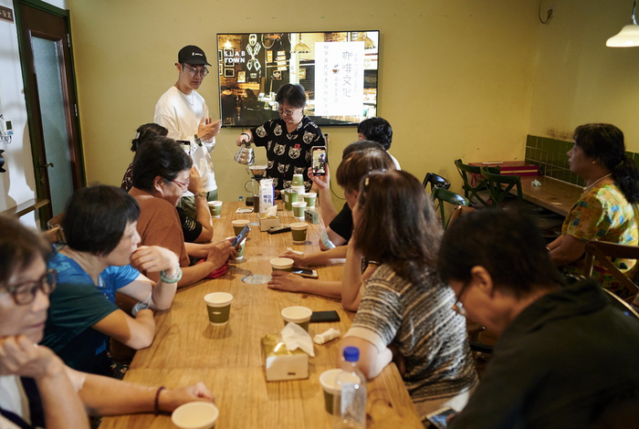 咖啡课堂上，阿姨们学习冲泡咖啡