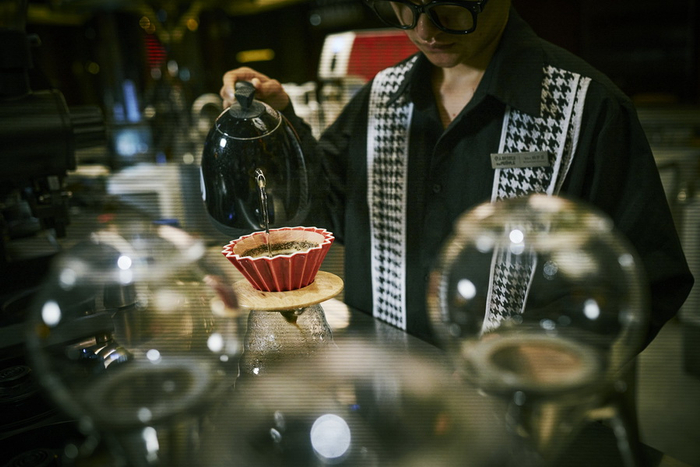 人民咖啡馆的咖啡师在制作咖啡  本文图片均为澎湃新闻记者 丁晓文 图