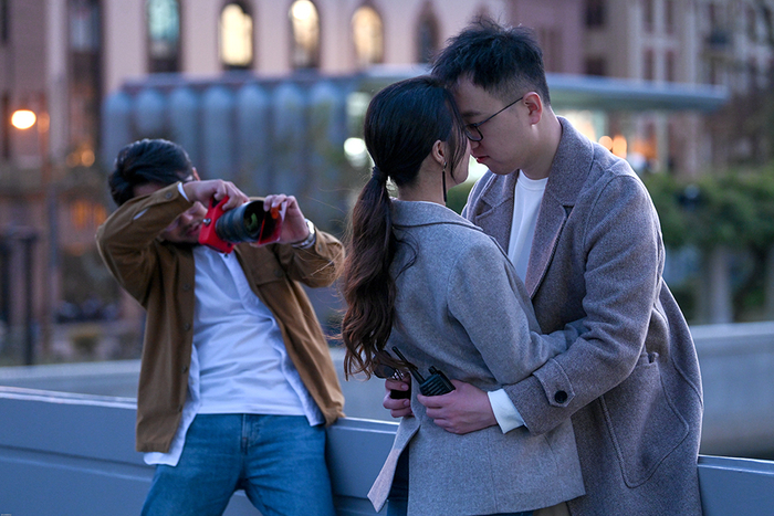 2021年11月18日，乍浦路桥，一对夫妻在拍摄结婚周年纪念照。